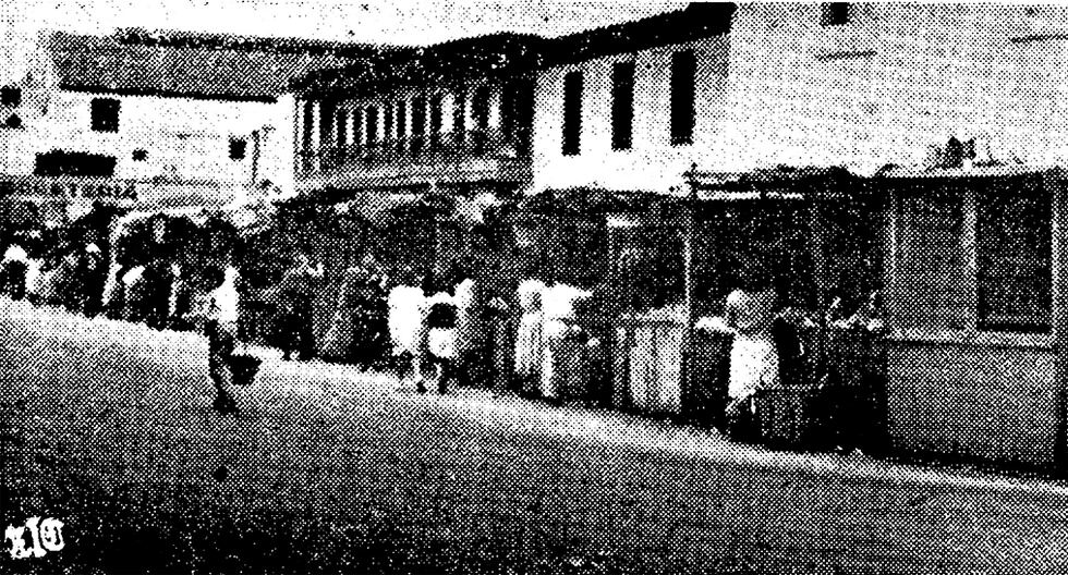 Imagen de diciembre de 1953, en Mesa Redonda, con las tiendas de comida ocupando veredas y parte de la pista. En conjunto, esa zona parecía sacada de principios del siglo XX. (Foto: GEC Archivo Histórico)