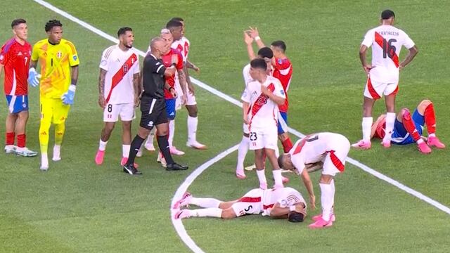 Asustó a Fossati: Carlos Zambrano recibió fuerte golpe en la cabeza y tuvo que ser atendido | VIDEO