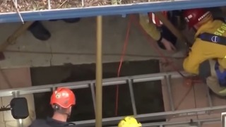 Rescatan viva a una mujer atrapada en tanque séptico después de una caída de 10 metros