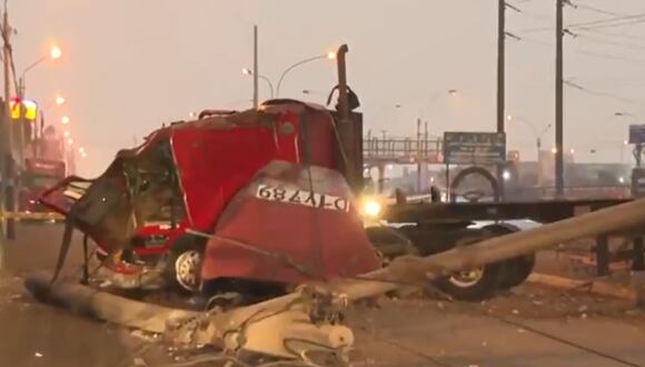 Tras el fuerte impacto, la parte frontal del vehículo quedó completamente destruida y fuera de servicio. (Foto: Captura / América Noticias)