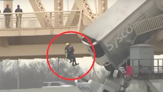 El dramático rescate de una conductora atrapada en un camión colgando de un puente