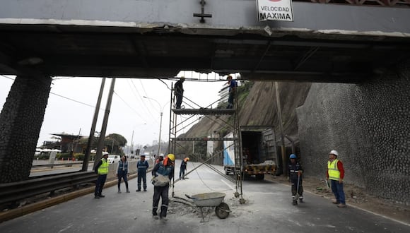Un trailer golpeó el puente de Bajada de Baños está madrugada, cerrando parcialmente la vía Costa Verde causando tráfico en la bajada de la avenida Defensores del Morro en Chorrillos. (Foto: Julio Reaño/@photo.gec)