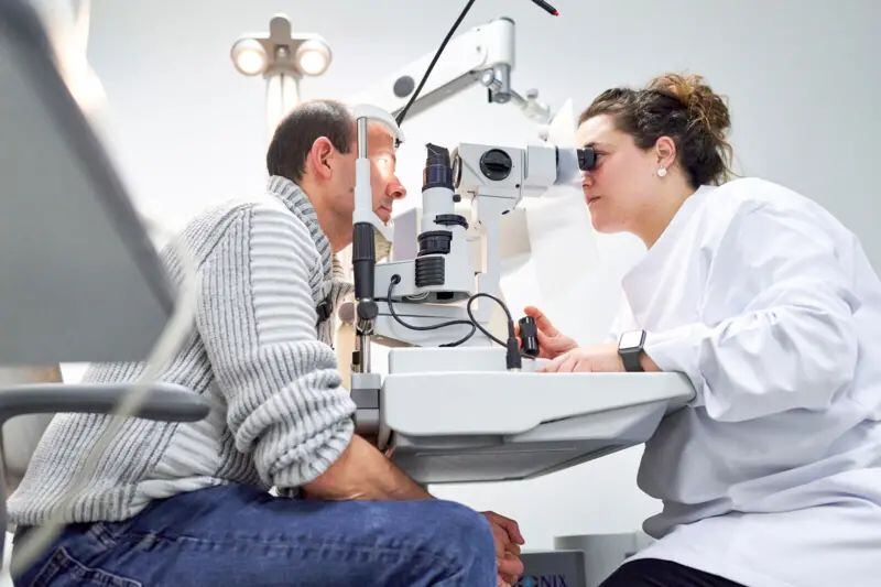 Visitas regulares al oftalmólogo son consideradas fundamentales para garantizar una buena salud ocular.