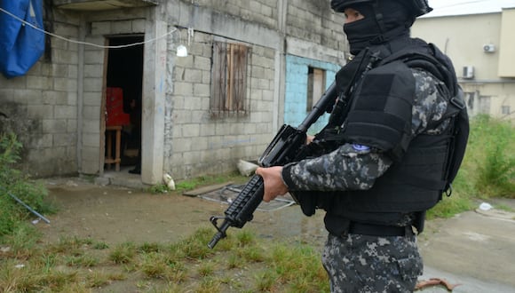 Un policía hace guardia durante un operativo en el barrio Ciudad Victoria de Guayaquil, Ecuador, el 8 de mayo de 2024. (Foto Gerardo MENOSCAL / AFP).