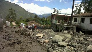 Churín: rescatan a dos personas de minivan sepultada