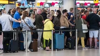 El aeropuerto de Ámsterdam registra largas colas de hasta 2 horas por falta de personal