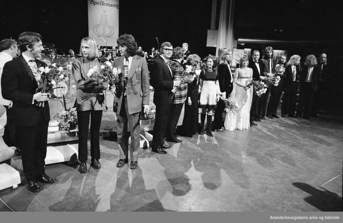 Spellemannsprisen 1973 på NRK TV. Fra venstre : ukjent, Øystein Dolmen, Gustav lorentzen, Sigurd Jansen, Rolv Vesenlund, ukjent, ukjent, Jan Teigen, Kirsti Sparboe, Egil Monn Iversen, Arne Schulze ( Pooul Vuh), Thor Andreassen ( Popul Vuh), ukjent ( Popul Vuh), ukjent (Popul Vuh), Pjokken Eide (Popul Vuh).