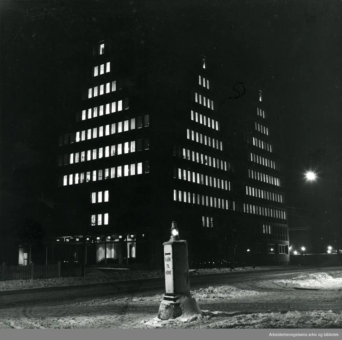 Julestemning på Sandaker. Administrasjonsbygget til De-No-Fa Lilleborg. 1967.