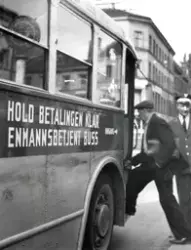 Prøvekjøring av enmannsbetjente busser. Juli 1952.