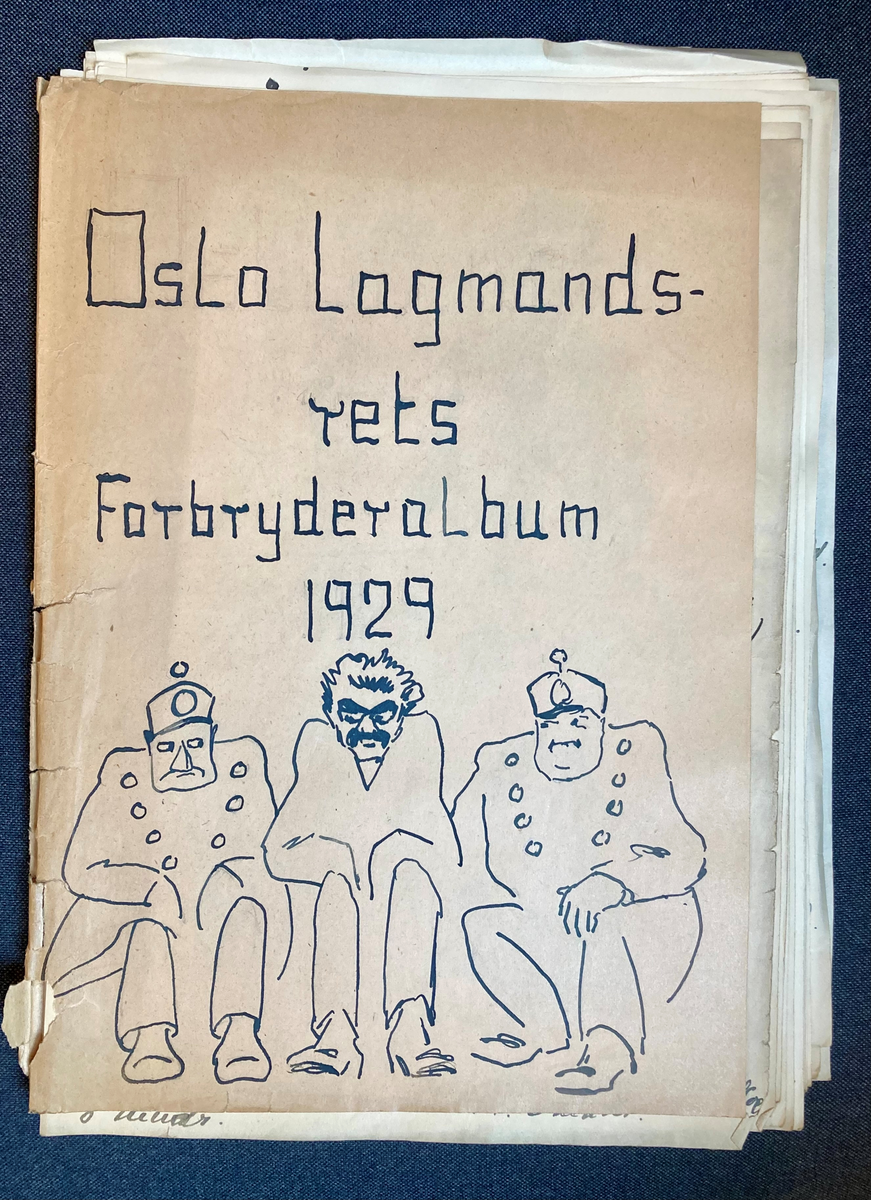 Lysebrun dokumentmappe i tykk papp. mappen inneholder 9 papirmapper med med tittelen"Oslo Lagmannsretts Forbryteralbum" og årstall fra 1927 til 1935. Hver mappe inneholder en bunke papirark med 3-6 små portretter på hver side. Enkle tegninger i blekk, over blyanskisser. De portretterte vises fra livet og opp. Hvert portrett er nummerert og datert. Den portrettertes navn, lovbruddet vedkommende stod tiltalt for, samt utfallet av saken er notert i håndskrift under hvert portrett. De tre første mappene har dessuten illustrasjoner på forsiden. Til sammen rundt 1100 portretter.