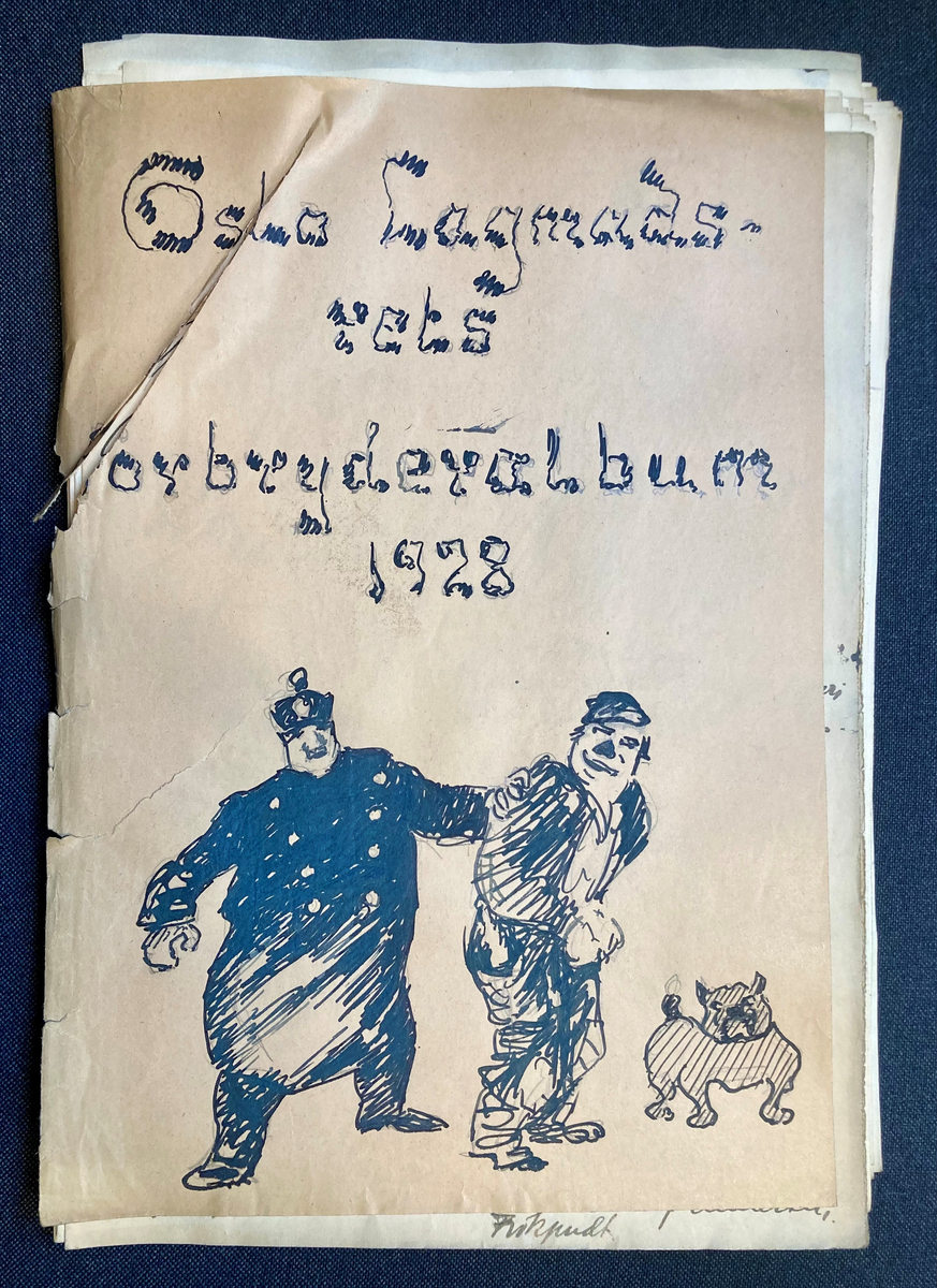 Lysebrun dokumentmappe i tykk papp. mappen inneholder 9 papirmapper med med tittelen"Oslo Lagmannsretts Forbryteralbum" og årstall fra 1927 til 1935. Hver mappe inneholder en bunke papirark med 3-6 små portretter på hver side. Enkle tegninger i blekk, over blyanskisser. De portretterte vises fra livet og opp. Hvert portrett er nummerert og datert. Den portrettertes navn, lovbruddet vedkommende stod tiltalt for, samt utfallet av saken er notert i håndskrift under hvert portrett. De tre første mappene har dessuten illustrasjoner på forsiden. Til sammen rundt 1100 portretter.