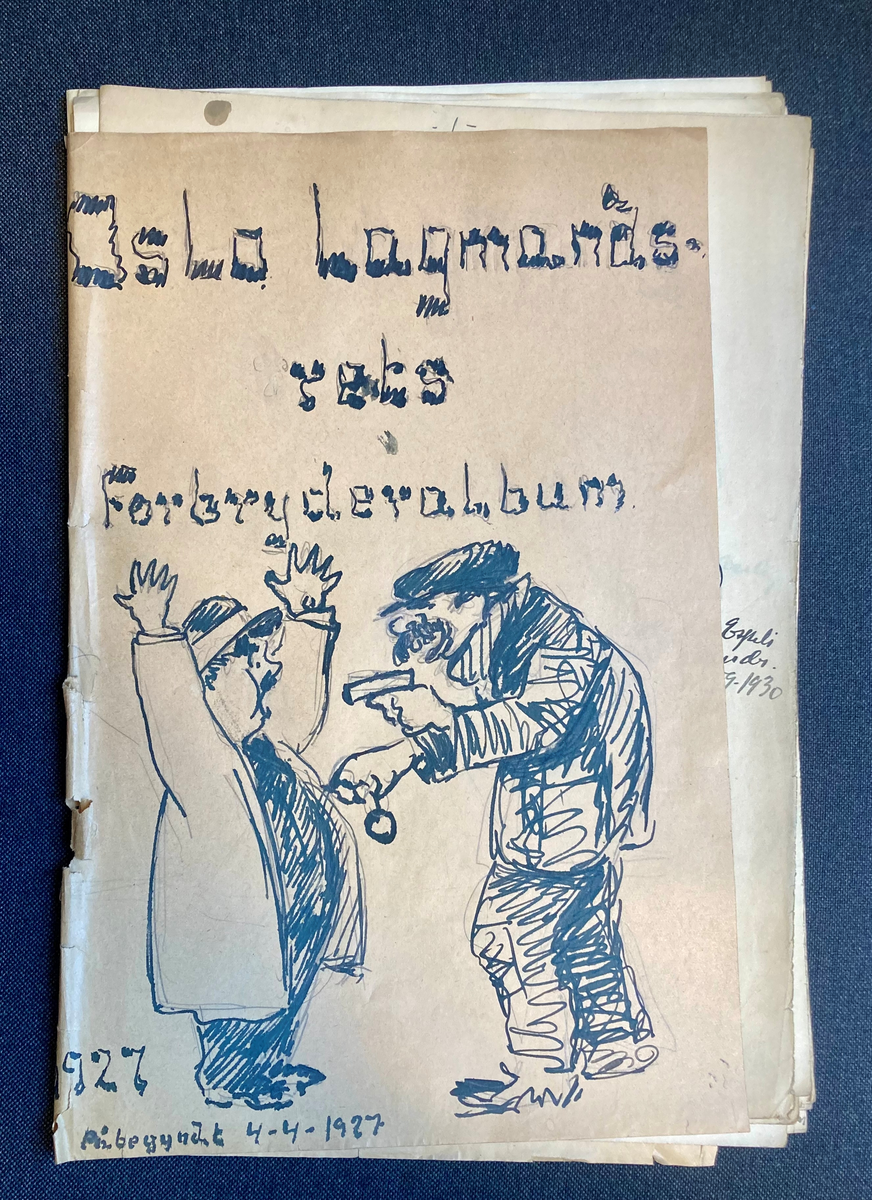 Lysebrun dokumentmappe i tykk papp. mappen inneholder 9 papirmapper med med tittelen"Oslo Lagmannsretts Forbryteralbum" og årstall fra 1927 til 1935. Hver mappe inneholder en bunke papirark med 3-6 små portretter på hver side. Enkle tegninger i blekk, over blyanskisser. De portretterte vises fra livet og opp. Hvert portrett er nummerert og datert. Den portrettertes navn, lovbruddet vedkommende stod tiltalt for, samt utfallet av saken er notert i håndskrift under hvert portrett. De tre første mappene har dessuten illustrasjoner på forsiden. Til sammen rundt 1100 portretter.