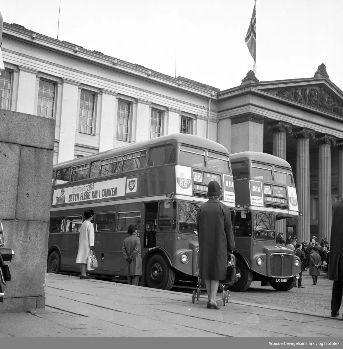 Den Britiske uke i Oslo. 1966..Toetasjes busser fra London Transport på Universitetsplassen.