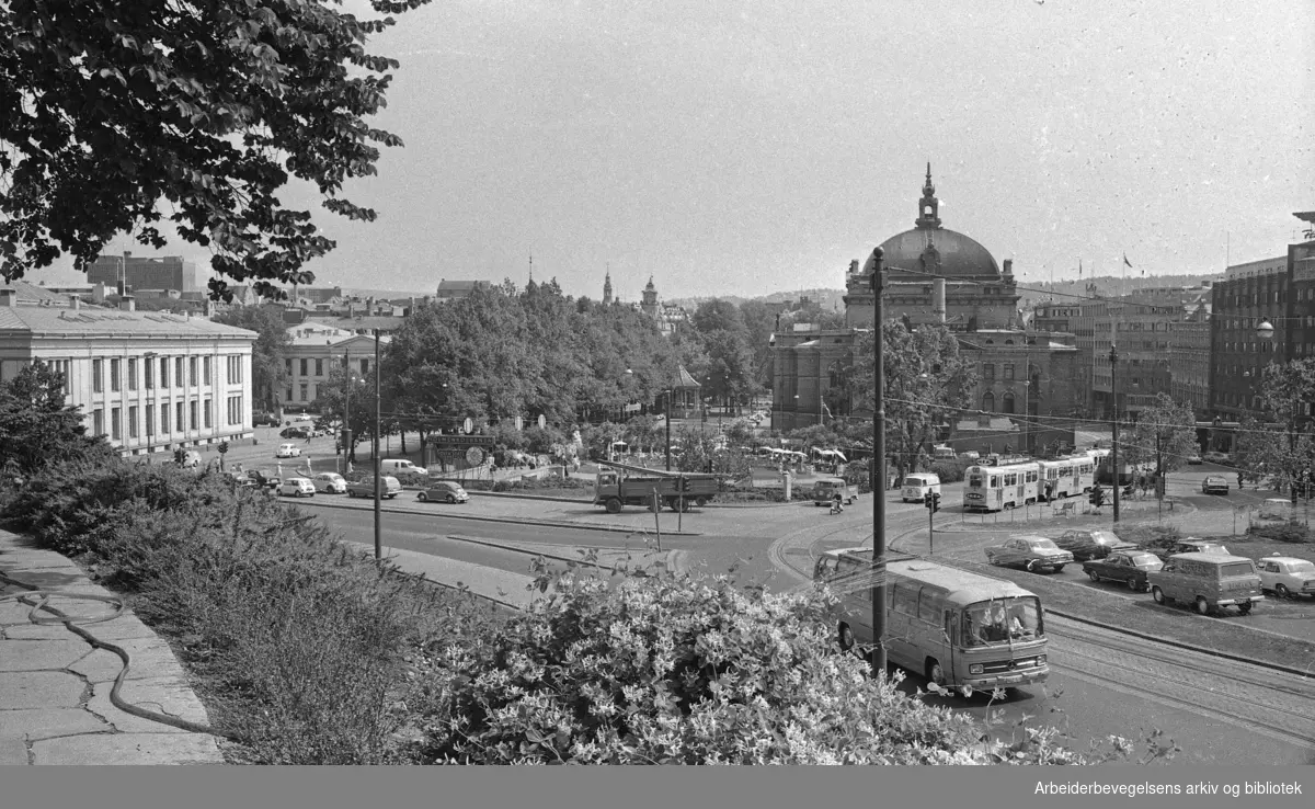Studenterlunden og Nationaltheatret, sett fra Abelhaugen..Juli 1970.