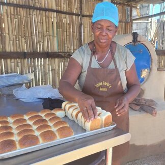 Una mujer garífuna prepara pan de coco. 