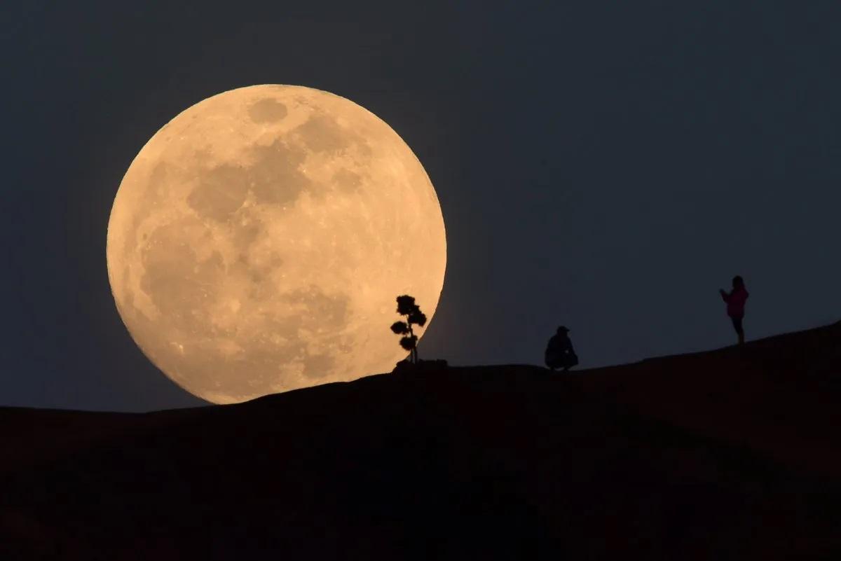 Foto de archivo de una luna llena.