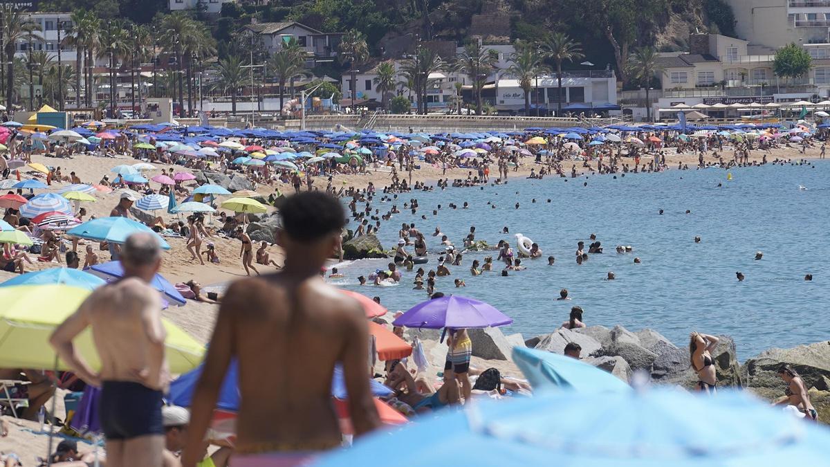 Turistes passant les vacances a Lloret de Mar, aquest estiu.