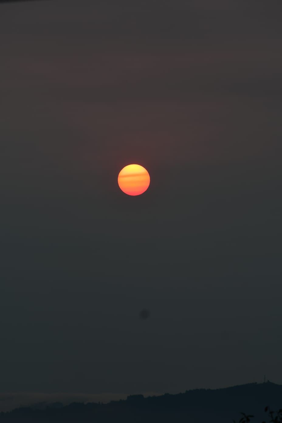 Vista desde Vila de Cruces del sol anaranjado por el efecto del humo de los incendios de Portugal.