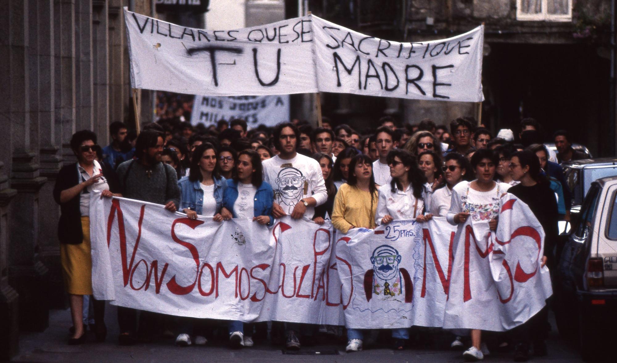 CONFLICTO SELECTIVIDAD 1992. MANIFESTACION DE ESTUDIANTES, PROFESORES Y PADRES DE ALUMNOS TRAS CONOCERSE LA SUSPENSION DE TRES DE LAS PRUEBAS DE SELECTIVIDAD POR FILTRACIONES DE LOS EXAMENES. 18/06/1992. FDV.