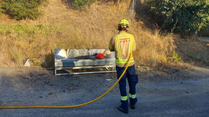 Extingeixen l&#039;incendi d&#039;un sofà a Calonge que amenaçava d&#039;escampar-se per la vegetació