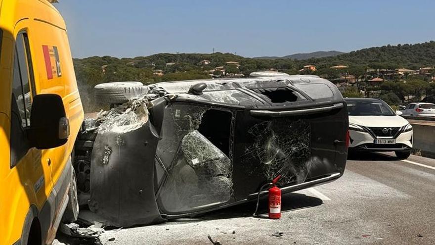 Un cotxe bolca a la C-31 després d&#039;encastar-se a una furgoneta de manteniment aturada al voral a Platja d&#039;Aro