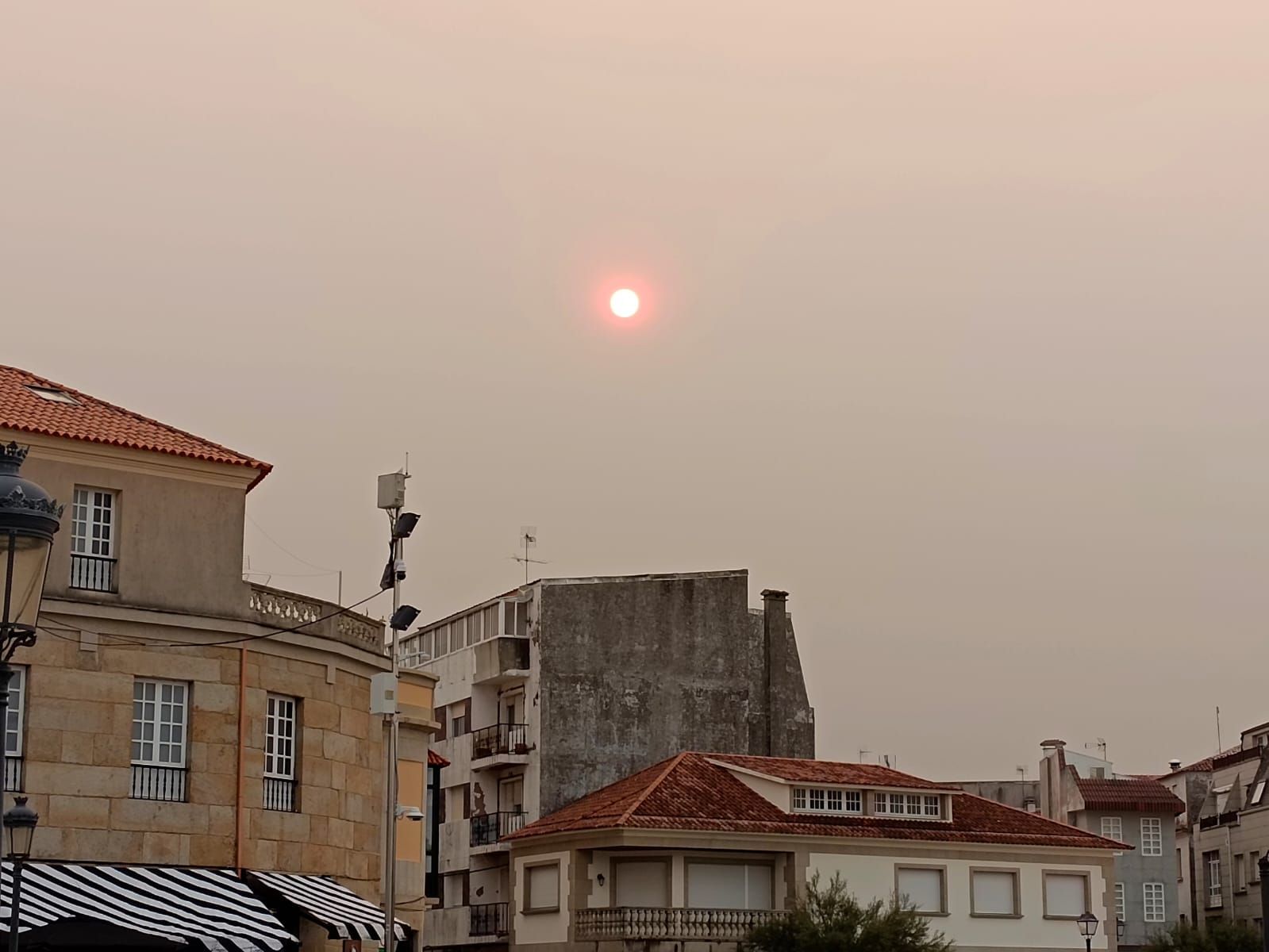 Galicia amanece con la huella de los incendios de Portugal