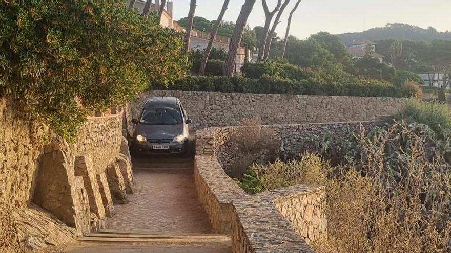 Un cotxe es queda encallat al camí de ronda entre Llafranc i Calella de Palafrugell