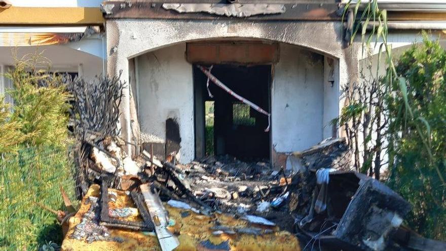 Crema totalment una casa a Torroella i el foc causa afectacions a la del costat