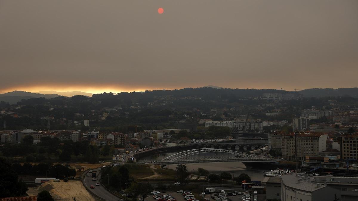 Vista de la ciudad de Pontevedra totalmente cubierta por el humo del incendio.