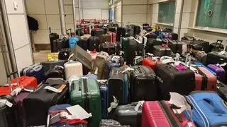 ¿Eres de los que ponen un lazo en su maleta para localizarla en el aeropuerto? Podrías tener problemas