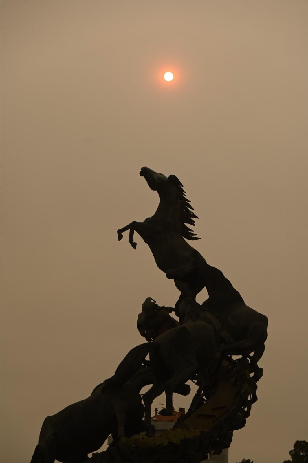 Galicia amanece con la huella de los incendios de Portugal