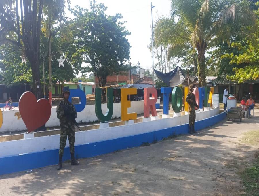 Soldados del Ejército patrulllando por la centralidad de Puerto López. FOTO: Imagen tomada de redes sociales. 