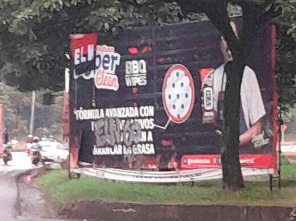 Esta es la bandera que las personas encontraron este martes en la autopista Sur. FOTO Cortesía