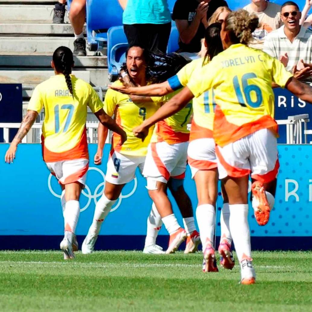 Colombia celebra el tanto de Mayra Ramírez con el que se fue adelante en el marcador ante España. FOTO TOMADA @FIFAWWC