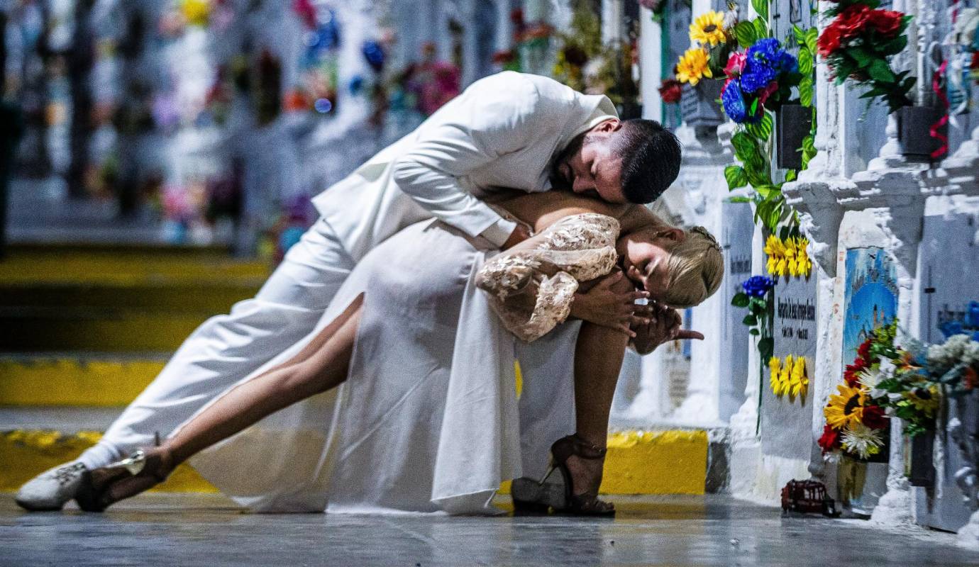 Santiago y María Alejandra bailaron por todo el San Pedro; se fusionaron, se separaron, se consolaron y resurgieron entre flores, bóvedas, nombres y ausencias. Foto: : Julio César Herrera