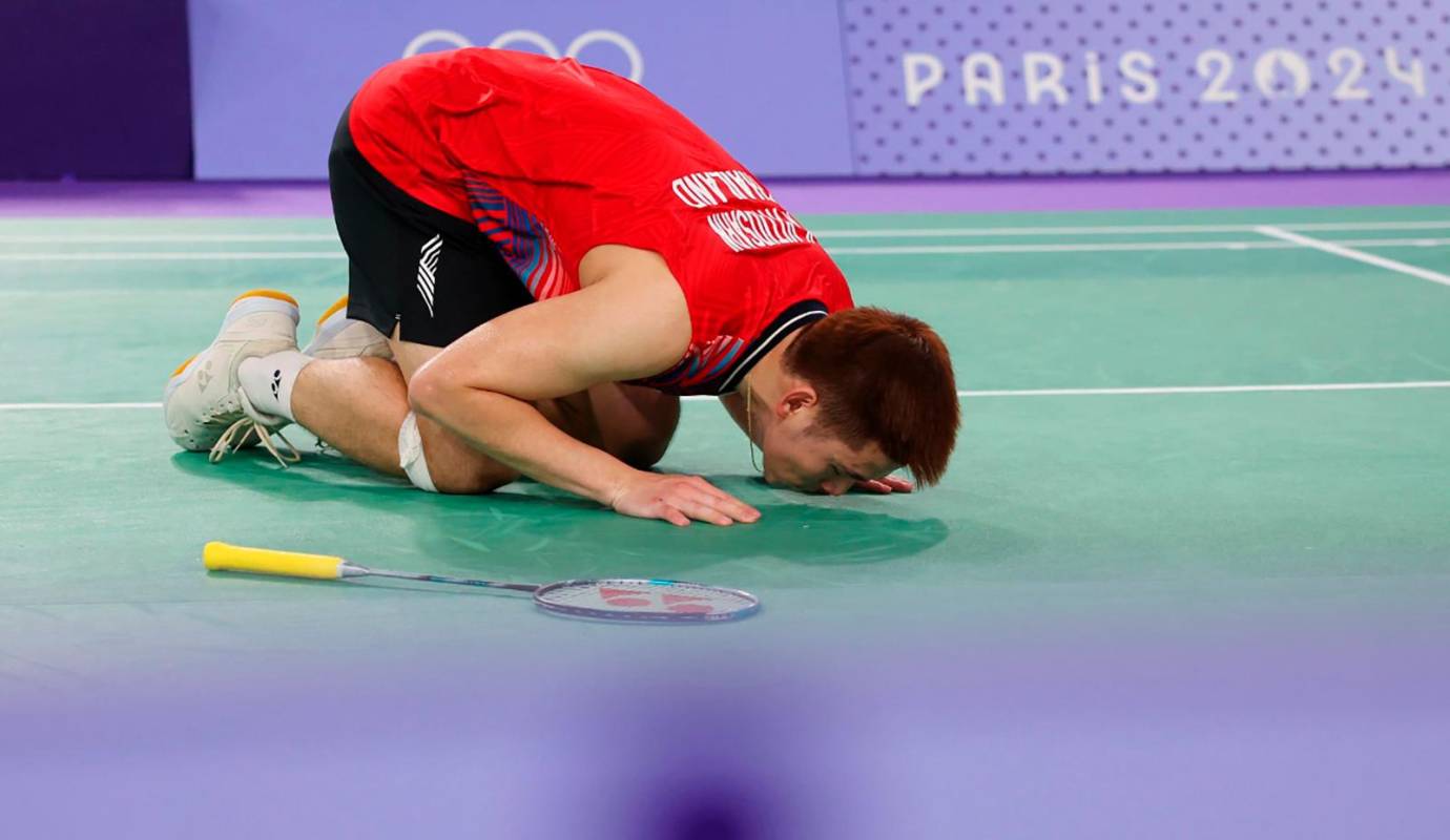 Kunlavut Vitidsarn del equipo de Tailandia celebra durante el partido de semifinales individuales masculino contra Zii Jia Lee del equipo de Malasia. Foto: GETTY