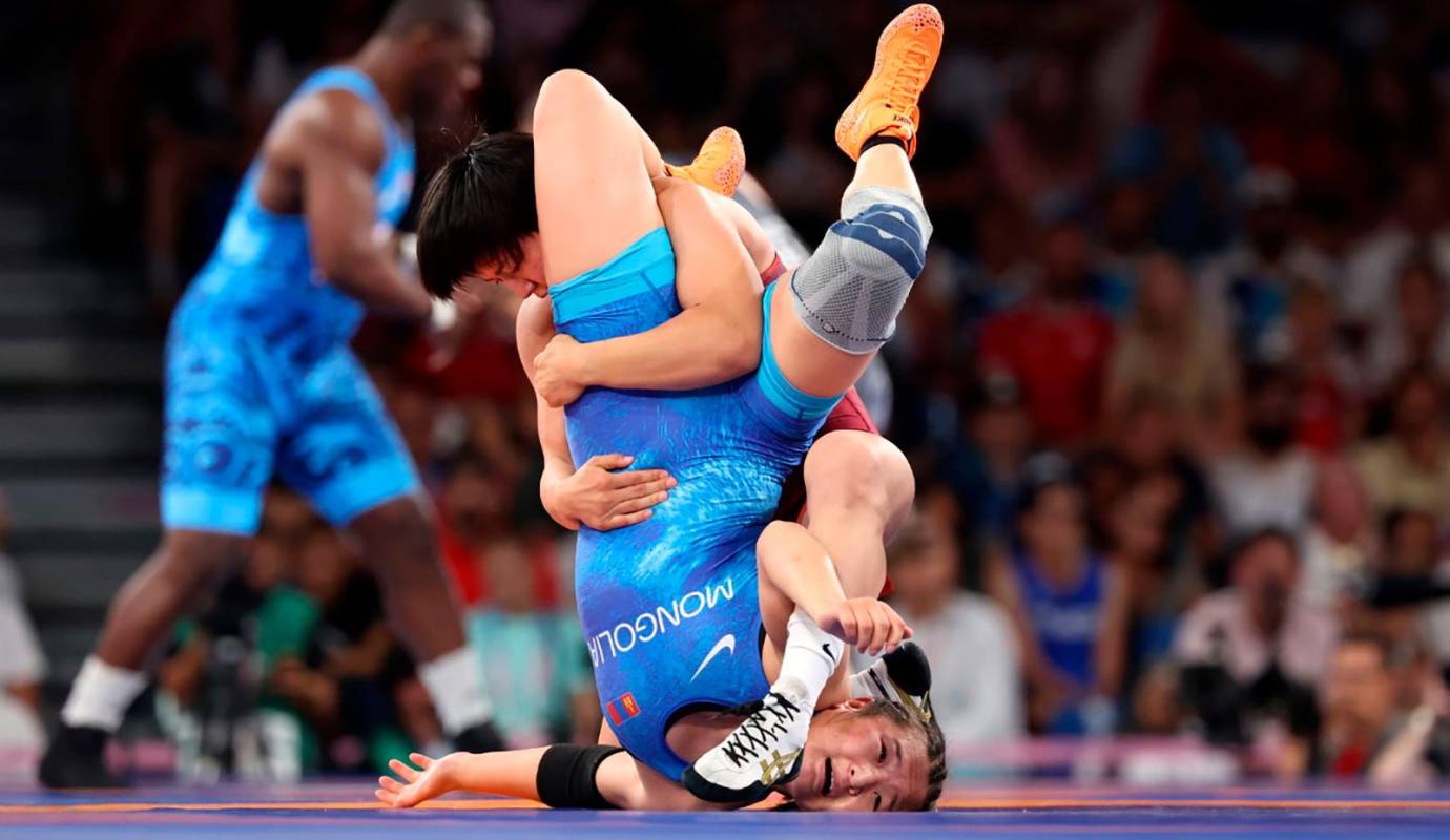 Meerim Zhumanazarova de Kirguistán (rojo) y Delgermaa Enkhsaikhan de Mongolia (azul) compiten en el partido de 1/8 de Final de Lucha Libre Femenina de 68 kg. Foto: GETTY