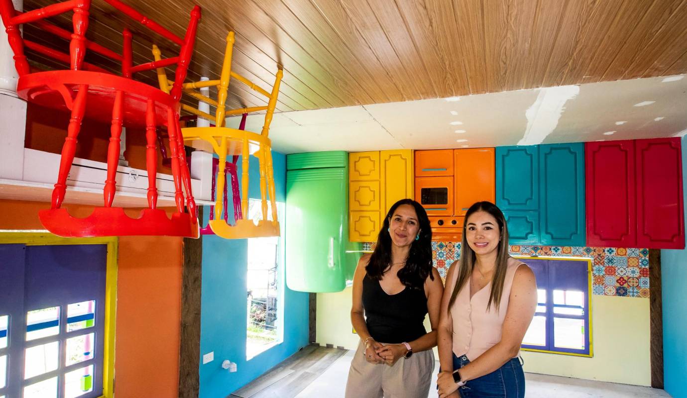 Por fuera, la casa es de un azul de mar caribeño, por dentro son todos colores vivos: rojo, rosado, amarillo, verde. Los colores los escogieron Astrid y Alexandra, las dueñas de Atypical House, la nueva atracción turística del Oriente antioqueño. Foto: Jaime Pérez 