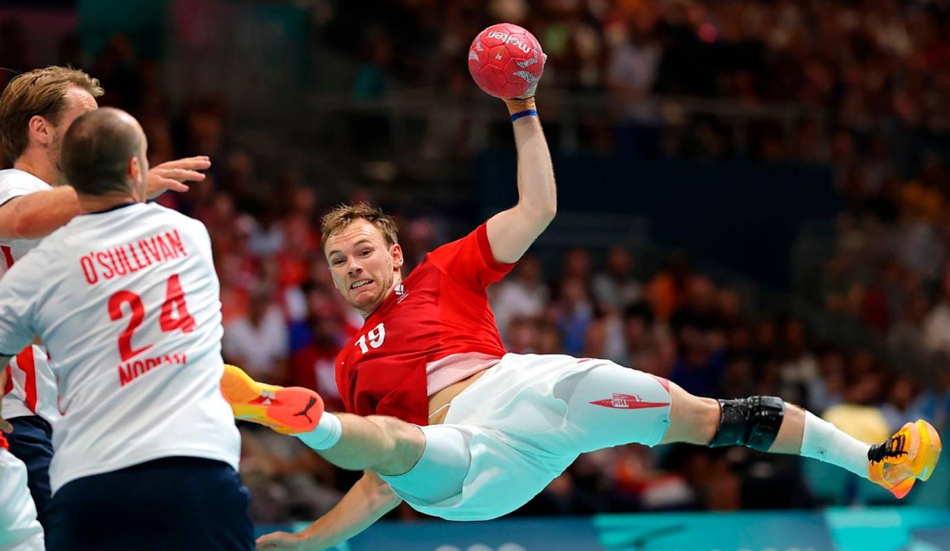 Mathias Gidsel #19 del equipo de Dinamarca realiza un disparo durante el partido de la ronda preliminar masculina del Grupo B entre el equipo de Dinamarca y el equipo de Noruega. Foto: GETTY