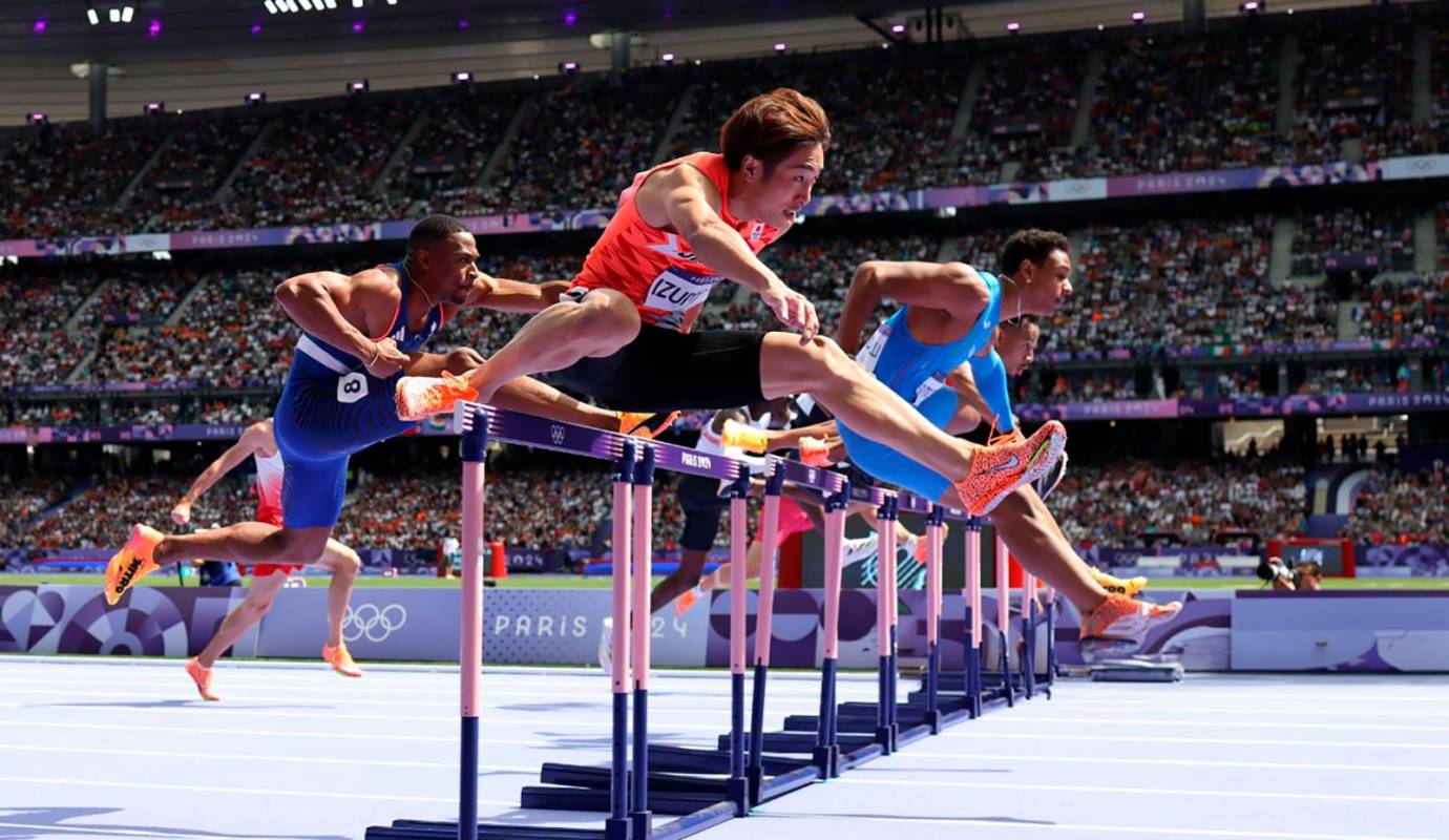 Shunsuke Izumiya del Equipo de Japón compite en la Primera ronda de los 110 m vallas masculinos en el Stade de France. Foto: GETTY