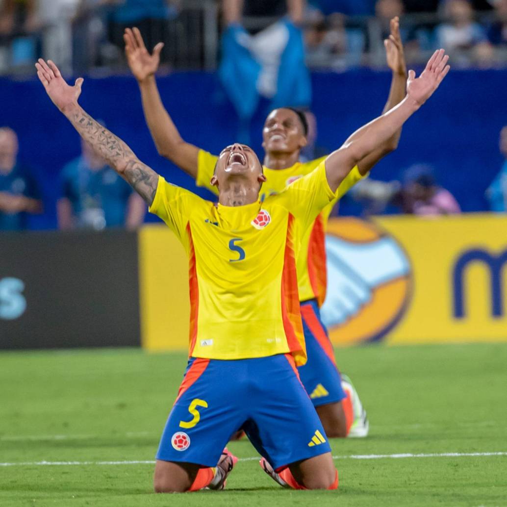 James Rodríguez, desde el banco, representaba el sufrimiento y la emoción de todos los colombianos. Foto: Juan Antonio Sánchez.