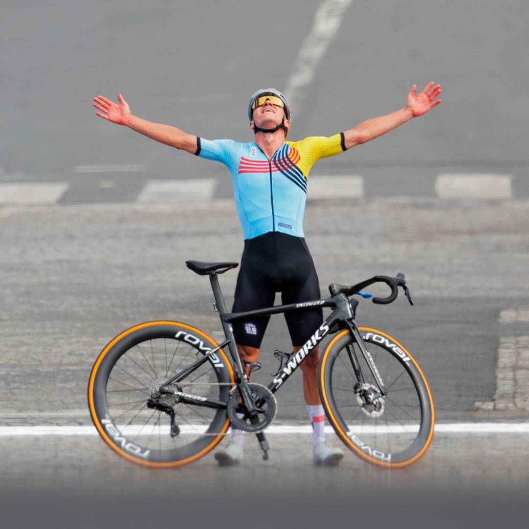 Remco Evenepoel festeja tras conseguir una nueva presea de oro en París 2024. FOTO Tomada del X @UCI_cycling