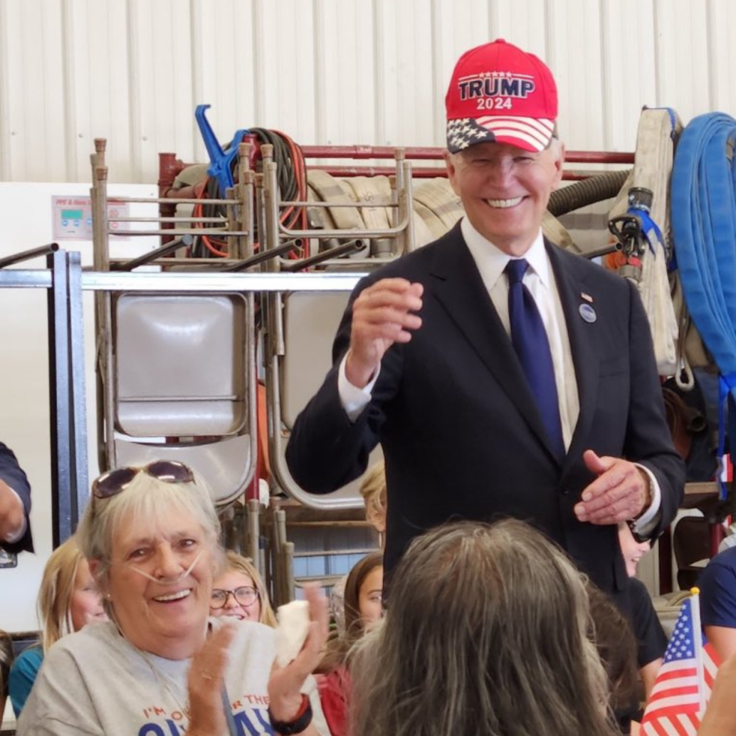 El presidente Joe Biden con una gorra de campaña de Trump durante un evento con un colectivo de bomberos en Pensilvania. FOTO: X @TrumpWarRoom