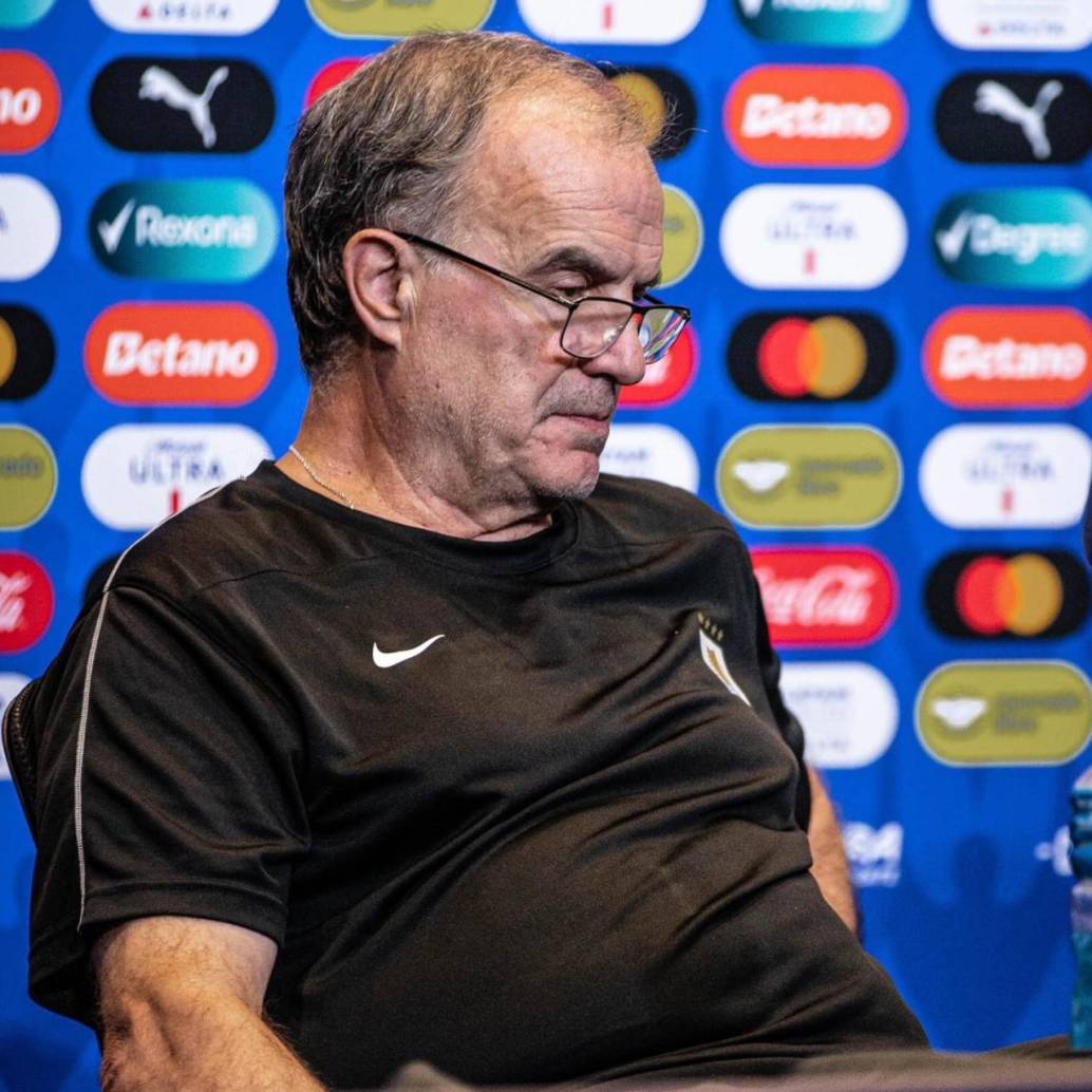 El entrenador de Uruguay, Marcelo Bielsa, se prepara para enfrentar a Colombia por la segunda semifinal de Copa América. Argentina espera contrincante. FOTO: CUENTA DE X @Uruguay