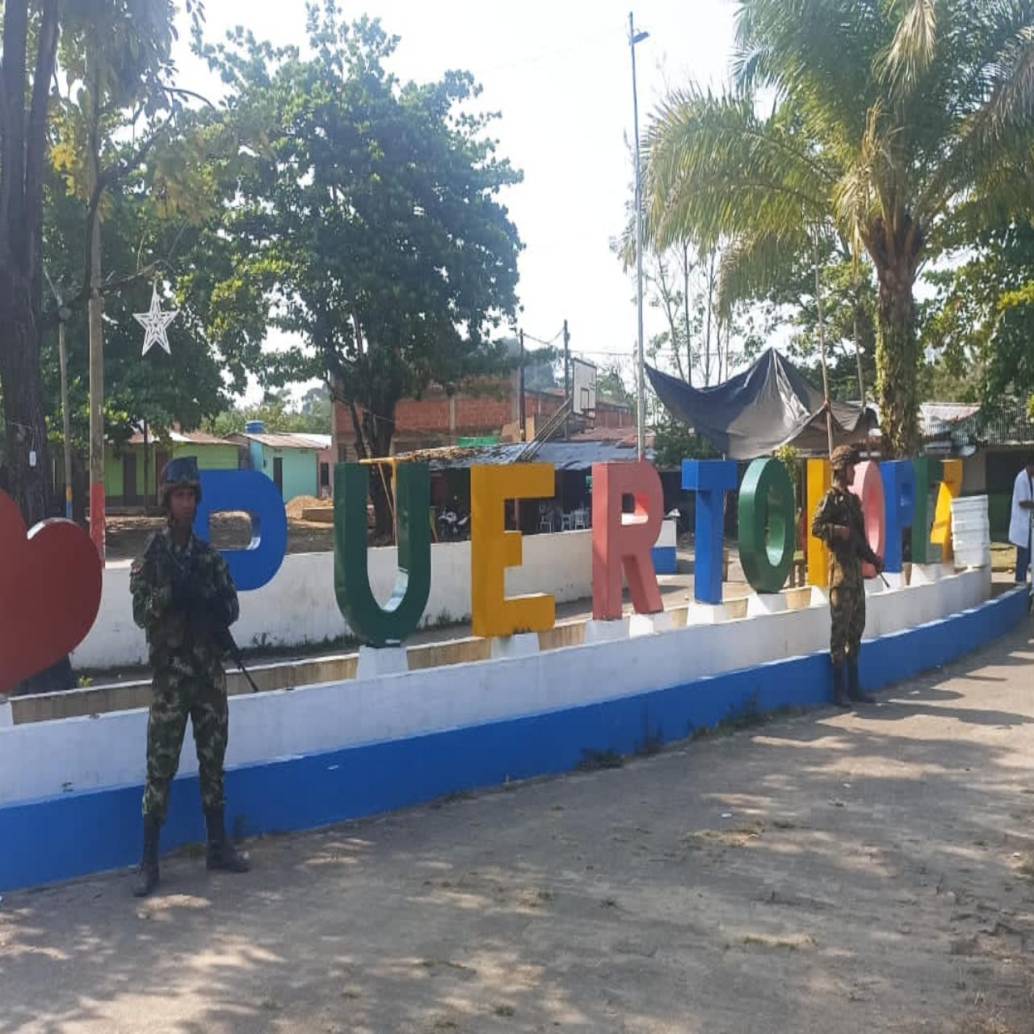 Soldados del Ejército patrulllando por la centralidad de Puerto López. FOTO: Imagen tomada de redes sociales. 