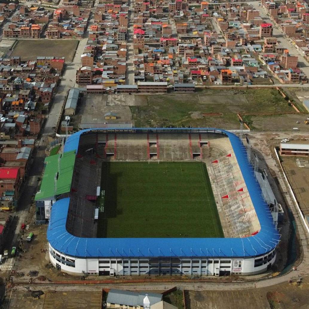 El Estadio Municipal de ‘El Alto’ ubicado en la provincia de La Paz, Bolivia, está a 4.150 metros sobre el nivel del mar. FOTO: CUENTA DE X @nahuelzn