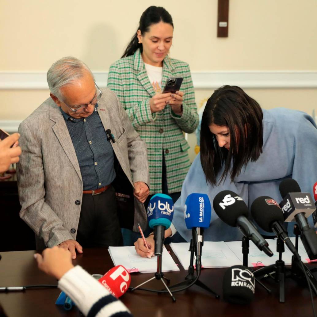 El ministro de Hacienda, Ricardo Bonilla, radicó ayer la reforma tributaria en el Congreso. <span class="mln_uppercase_mln">FOTO</span> <b><span class="mln_uppercase_mln">cortesía minhacienda</span></b>