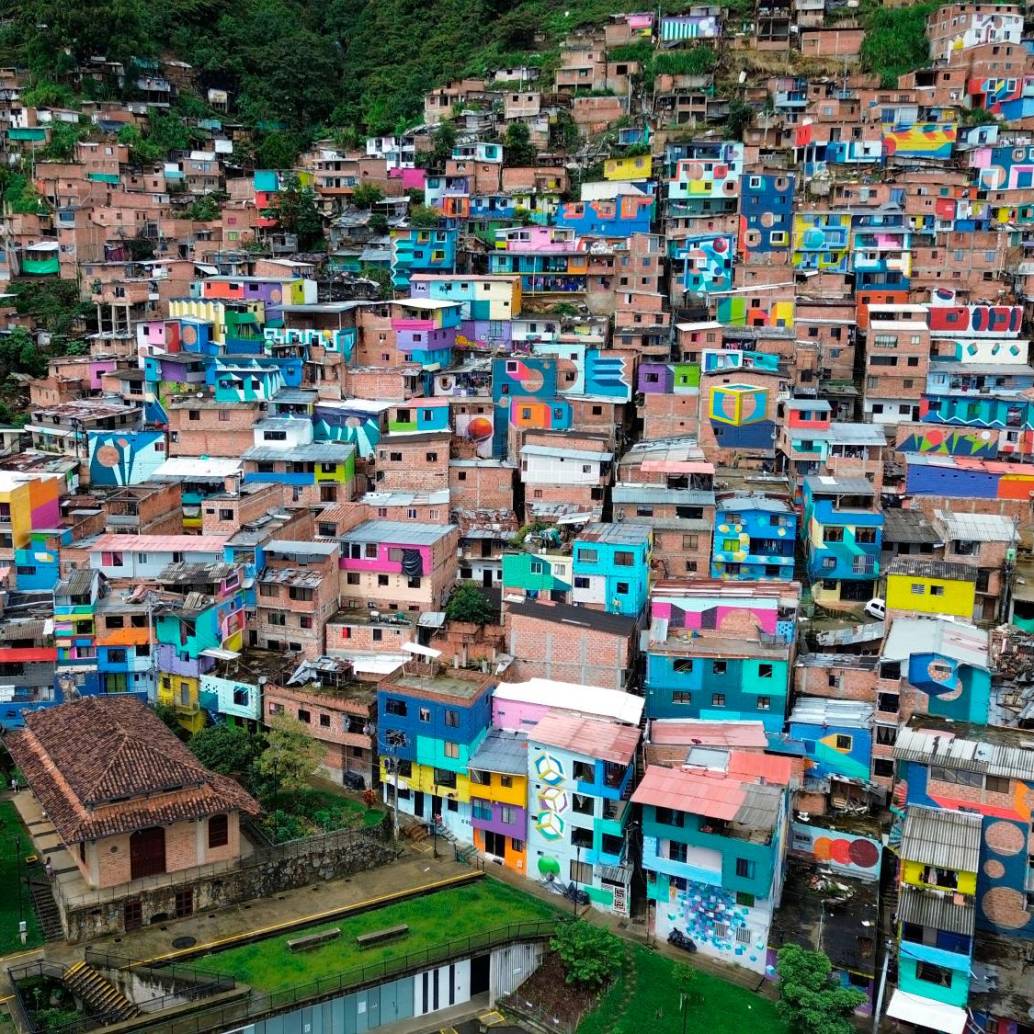  El recorrido comienza en la UVA de la Armonía y su espejo de agua con el macromural de fondo, una de las postales más bellas que ofrece Medellín actualmente. Foto: Manuel Saldarriaga Quintero.