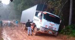 Así lucía durante la temporada de lluvias uno de los tramos de la vía entre puente Gabino y el corregimiento de San Pablo. FOTO: Cortesía.