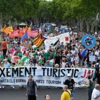 2.800 personas reclamaron, este sábado en Barcelona, un cambio de modelo económico que reduzca la afluencia turística a la ciudad. FOTO AFP